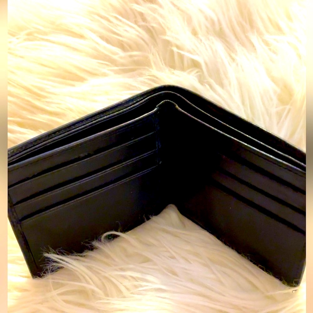 Unisex Coach Bifold Wallet- in such a condition, clean and no smell. No tears! - Picture 3 of 7